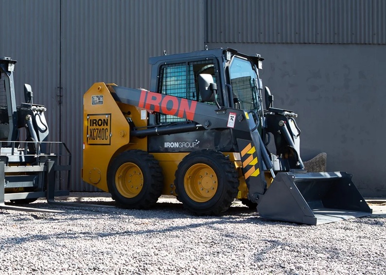 Minicargador Iron Cabina Full con Aire y Calefacción